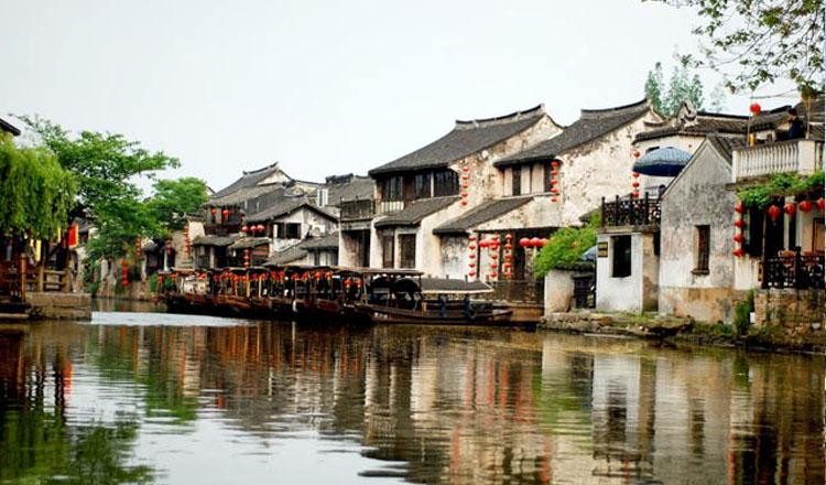 湄洲岛横亘湾口,仿佛一道屏障,又如天然航标
